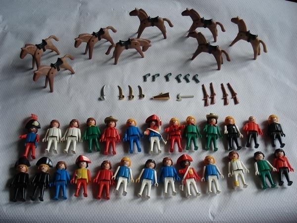 LOTE PLAYMOBIL GEOBRA 1974. 26 CLICS - 4 ESPADAS - 4 ESCOPETAS - 6 PISTOLAS - 1 ALTAVOZ- 1 MACHETA - 8 CABALLOS CON SILLA DE MONTAR